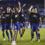Los jugadores celebran con la grada el pase a la final