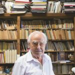Arnau Puig rodeado de una parte de su biblioteca