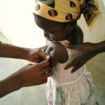 Una niña vacunándose contra la malaria