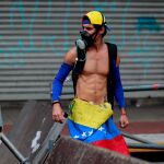 Un manifestante en protesta contra el Gobierno del presidente de Venezuela, Nicolás Maduro
