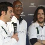 El exfutbolista Luis Figo (i) durante su intervención al ser nombrado junto a Carles puyol (d), miembro de la Academía Laureus por su presidente, el campeón olímpico estadounidense Edwin Moses (c)