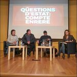 Serra, Llach y Fachín durante el debate organizado por Òmnium