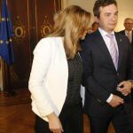 El presidente de la Asociación de Universidades Públicas de Andalucía, Eduardo González Mazo, en una reunión con la presidenta andaluza