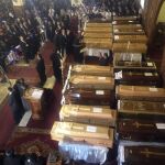 Vista de los ataúdes de las víctimas del atentado contra la catedral copta durante los preparativos para el funeral en la Iglesia de la Virgen María en El Cairo (Egipto) hoy, 12 de diciembre de 2016.