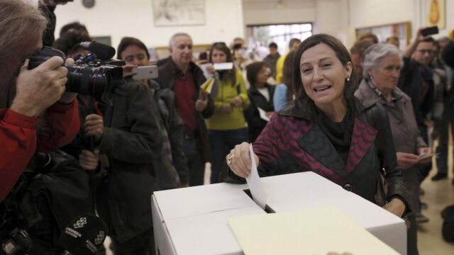 La presidenta del Parlament, Carme Forcadell, depositando su papeleta el 9-N