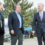 El presidente de la Fed, Jerome Powell (a la dcha.), ayer, junto con los presidentes de la Reserva Federal de Kansas y Nueva York / Reuters