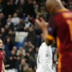 El delantero de la Roma Francesco Totti (i) durante el partido