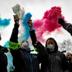 Conductores de ambulancias se sumaron ayer a la protesta ante la Asamblea Nacional. También se añadieron los estudiantes / Efe