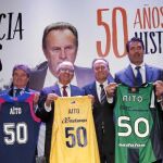 Aíto García Reneses, con representantes de los clubes por los que ha pasado durante su carrera y con las camisetas de cada uno de ellos: Cotonoficio, Unicaja, Estudiantes, Gran Canaria, Joventut, Barcelona y Sevilla