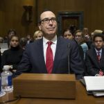 Fotografía de archivo fechada el 19 de enero de 2017, que muestra a Steven Mnuchin, nominado por el presidente Donald Trump para el cargo de secretario del Tesoro, durante una audiencia ante el Comité de Finanzas del Senado, en el Capitolio de Washington (DC, EE.UU.)