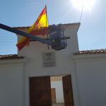 Imagen de la entrada del centro cultural sobre la que está la bandera española