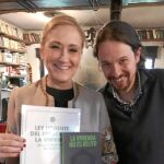 Cristina Cifuentes y Pablo Iglesias, con el libro publicado por la PAH