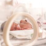 Los bebés prematuros que son cuidados por sus padres mejoran más y antes