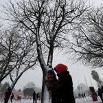 La gente pasea pese al frío y la nieve en la plaza Sultanahmet de Estambul, en Turquía.