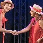 Paz Padilla y Lolita Flores, durante una escena de la obra «Sofocos»