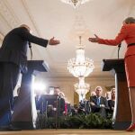 Conjuntados. Donald Trump y la primera ministra británica en la rueda de prensa en la Casa Blanca. Theresa May vistió traje rojo, el color habitual de las corbatas del presidente de EE UU