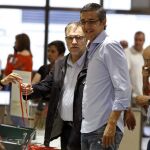 El exsecretario general del Grupo Parlamentario Socialista en el Congreso, Eduardo Madina (d), y el expresidente de Aragón, Marcelino Iglesias (detrás)