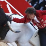 El rejoneador Pablo Hermoso de Mendoza en su segundo toro de la ganadería salmantina de El Capea