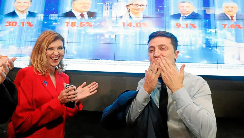 Una victoria cocinada en tres meses. El actor Vladimir Zelenski anunció su candidatura en Año Nuevo. En tres meses se ha impuesto en la primera vuelta. En la imagen celebra su victoria junto a su mujer en Kiev