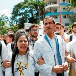 Guaidó participa en una de las protestas convocadas ayer por la Asamblea Nacional en Caracas para pedir la apertura de un corredor humanitario