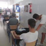 Los alumnos se ven obligados a dar clase fuera de las aulas en muchos centros por el calor