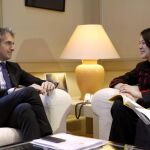 El ministro de Fomento, Íñigo de la Serna, y la comisaria europea de Transporte, Violeta Bulc, durante la reunión que han mantenido hoy en Madrid.