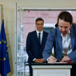 Pablo Iglesias y Pedro Sánchez firmaron en octubre un acuerdo para los presupuestos del año 2019 / Foto: J. Fdez-Largo