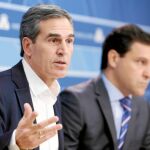 Juan José Sanz Vitorio contesta las preguntas de los medios en compañía del también procurador Raúl de la Hoz