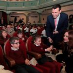La presidenta de las Cortes, Silvia Clemente, y el alcalde de Medina de Rioseco, David Esteban, junto a con algunos de los escolares participantes en el acto