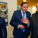 El consejero de Sanidad, Antonio María Sáez Aguado junto a Enrique Delgado y Manuel Bayona, ayer en León