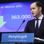 El secretario de Estado de Empleo, Juan Pablo Riesgo, interviene hoy durante la presentación de los datos de paro del mes de julio, que ha registrado el mayor descenso en este periodo desde el año 1997.