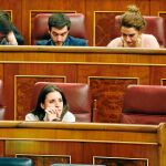 Ayer, la jornada en el Congreso coincidía con la primera ausencia de Pablo Iglesias, que está de baja por paternidad, y el primer día sin Errejón, que renunció el lunes a su acta como diputado