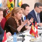 La vicepresidenta, Rosa Valdeón, y el consejero de la Presidencia, José Antonio de Santiago-Juárez, junto a los representantes de las otras siete Comunidades Autónomas