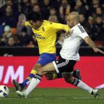 El defensa tunecino del Valencia Aymen Abdennour (d) y el delantero argentino de Las Palmas Sergio Ezequiel Araujo, luchan por el balón durante el partido
