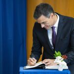 El presidente del Gobierno español, Pedro Sánchez, firma un libro de visitas tras ser recibido por el Secretario General de la ONU, Antonio Guterres./ Ap