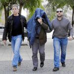Imagen de archivo de Joaquín B. (c), el exprofesor de gimnasia del colegio barcelonés de los Maristas de Les Corts acusado de abusos sexuales, a su llegada al juzgado