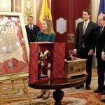El alcalde de León, Antonio Silván, entrega a la presidenta del Congreso, Ana Pastor, una reproducción del «Gallo de la Torre de San Isidoro», y una recreación del documento que recopilaba los «Decreta de las Cortes de 1188», en presencia de Juan Vicente Herrera, Ángel Ibáñez y Pedro Sanz