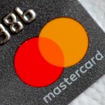 Limitarán al 0,2% y al 0,3% aquellas que aplican a compras en tienda física, y al 1,15% y 1,50% en compras online