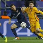 Lucas hernández en una pugna de balón con Messi