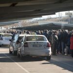 Los taxistas hacen cola para votar en el referéndum/Foto: Luis Díaz