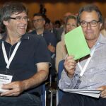 Carles Puigdemont y Artur Mas (d) durante la sesión matutina de la segunda jornada del XVIII Congreso de refundación de CDC