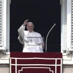 El Papa saluda desde la ventana de su estudio en el Vaticano