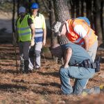 Un agente, durante la inspección del terreno, tras la desaparición de Diana