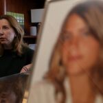 La madre de Marta posa en su casa junto a un retrato