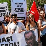 Manifestantes protestan en contra de la visita del comandante adjunto de la infantería de Marina americana, Joseph Dunford, delante de la embajada estadounidense en Turquía