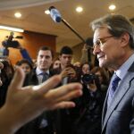 El expresidente catalán Artur Mas (d), conversa con una estudiante en la Facultad de Derecho de la Universidad Autónoma de Madrid.