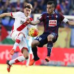 El centrocampista del Rayo Vallecano Jozabed Sánchez (i) lucha un balón con el centrocampista del Eibar Dani García.