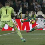 Pezzella intenta un remate acrobático ante Cuéllar, el portero del Sporting