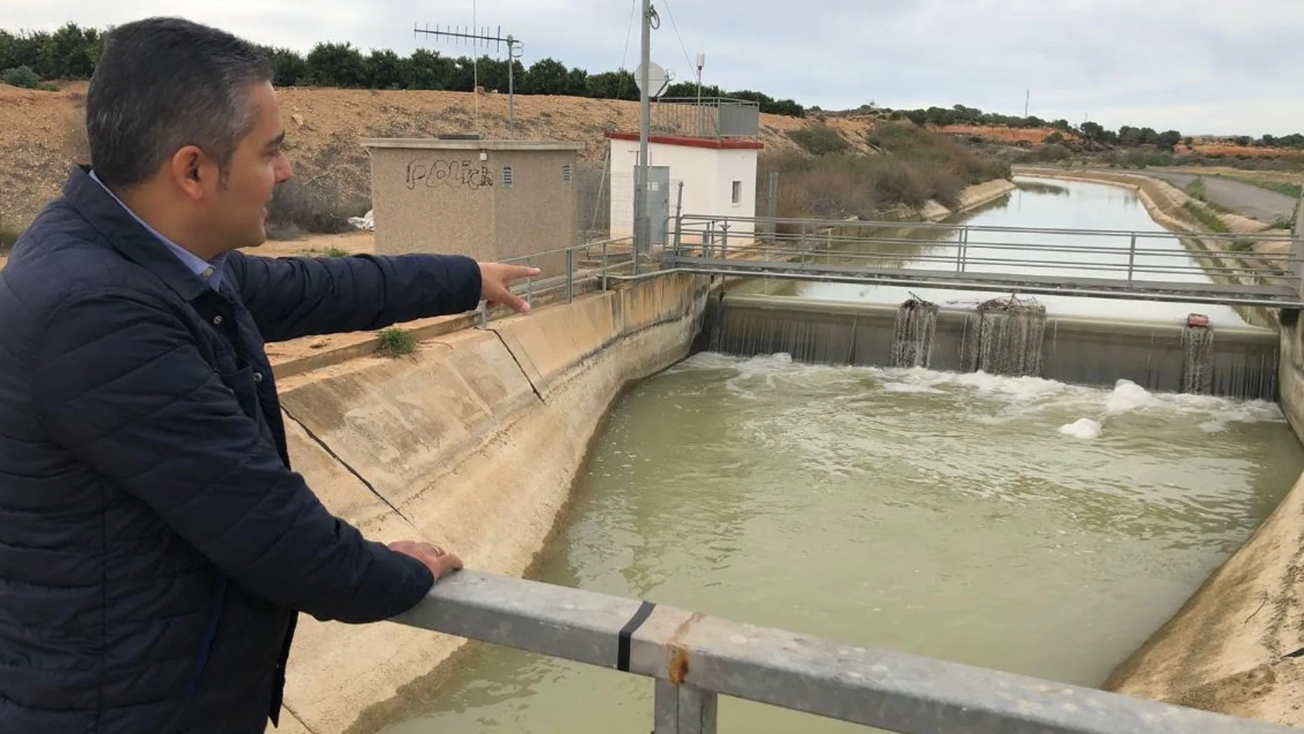 El diputado Jesús Cano ante la infraestructura del travase Tajo-Segura