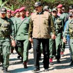 Nicolás Maduro participó ayer en unas maniobras militares en Caracas en las que se preparó la respuesta a las manifestaciones de la oposición